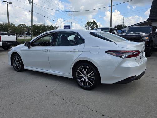 Pearl 2022 Toyota Camry Hybrid XLE