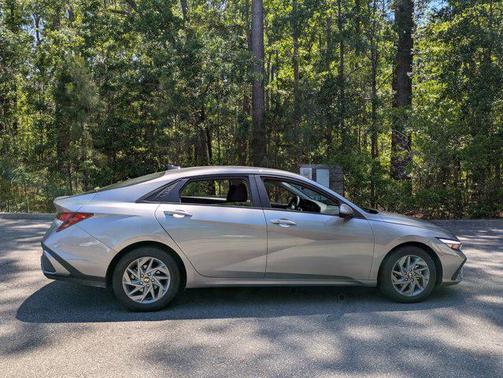 Fluid Metal 2024 Hyundai ELANTRA SEL