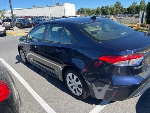 Photo 2 of 3 of 2020 Toyota Corolla LE