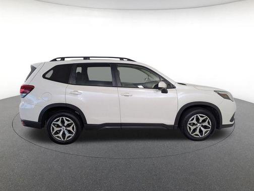 Crystal White Pearl 2022 Subaru Forester Premium