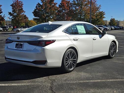 2025 Lexus ES 300h Base
