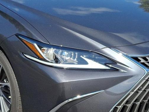 2025 Lexus ES 300h Base