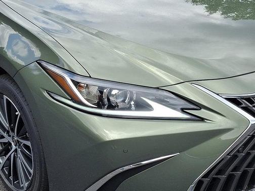 2025 Lexus ES 300h Base