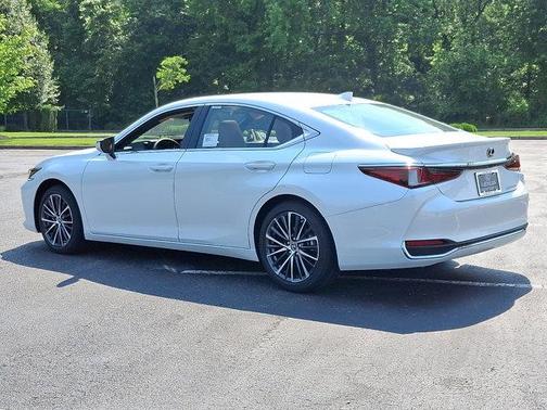 2025 Lexus ES 300h Base
