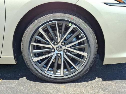 2025 Lexus ES 300h Base