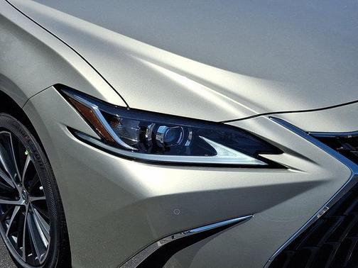 2025 Lexus ES 300h Base