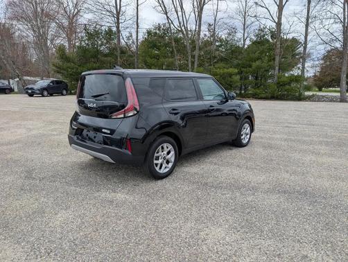Fusion Black 2024 Kia Soul LX