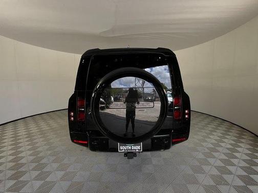 2025 Land Rover Defender 130 P400 X-Dynamic SE