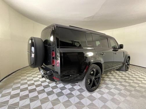 2025 Land Rover Defender 130 P400 X-Dynamic SE