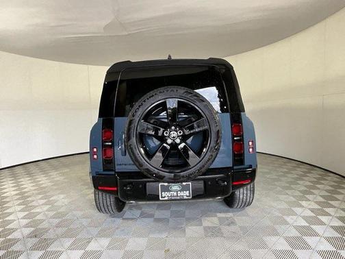 2025 Land Rover Defender 110 P400 X-Dynamic SE