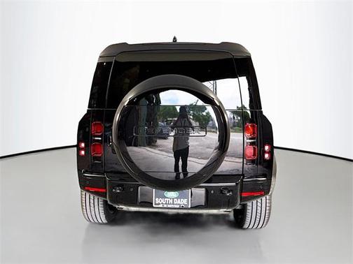2025 Land Rover Defender 110 P400 X-Dynamic SE