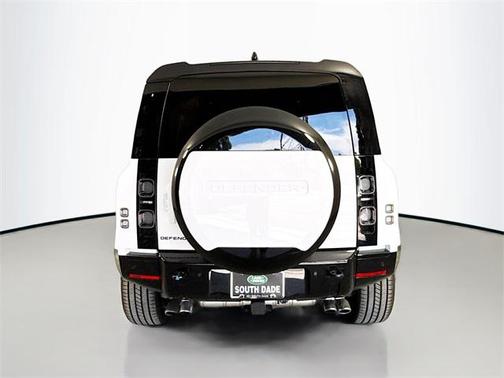 2025 Land Rover Defender 110 V8