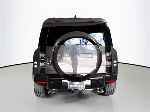 2025 Land Rover Defender 110 V8