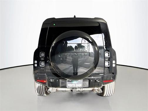 2025 Land Rover Defender 110 V8