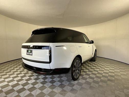 2025 Land Rover Range Rover P530 SE