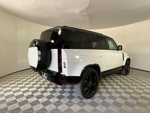 2025 Land Rover Defender 110 P400 X-Dynamic SE