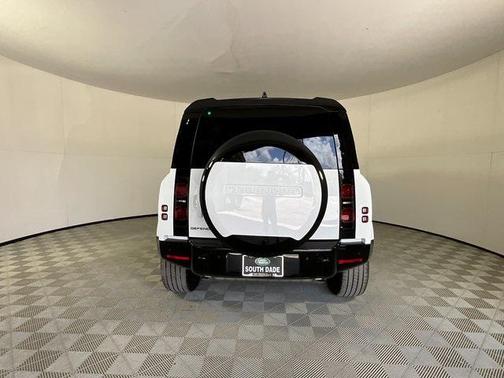2025 Land Rover Defender 110 P400 X-Dynamic SE