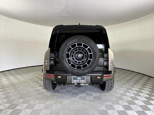 2025 Land Rover Defender 110 V8