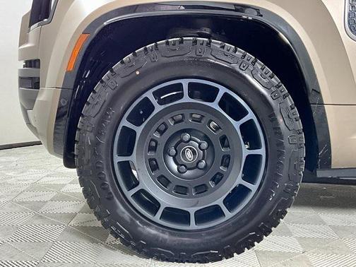2025 Land Rover Defender 110 V8