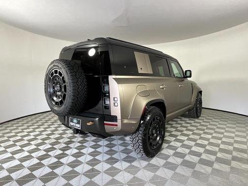 2025 Land Rover Defender 110 V8