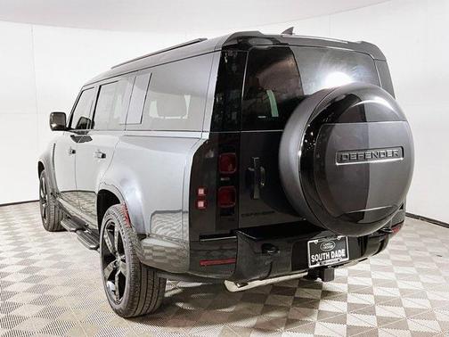 2025 Land Rover Defender 130 P400 X-Dynamic SE