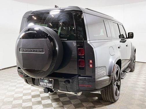 2025 Land Rover Defender 130 P400 X-Dynamic SE