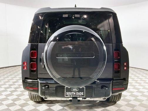 2025 Land Rover Defender 130 P400 X-Dynamic SE