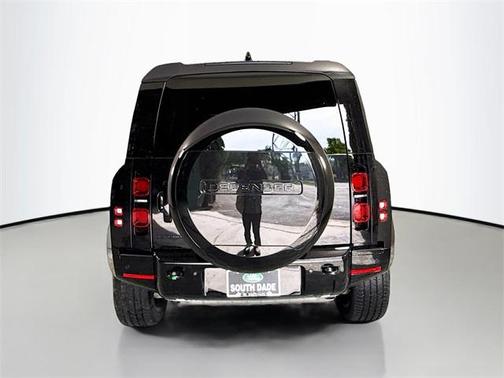 2025 Land Rover Defender 110 P400 X-Dynamic SE