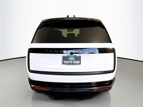 2025 Land Rover Range Rover P530 SE