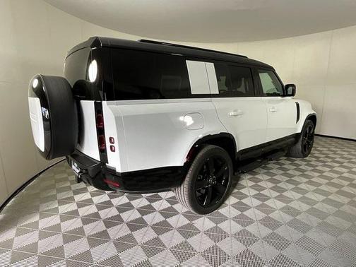 2025 Land Rover Defender 130 P400 X-Dynamic SE