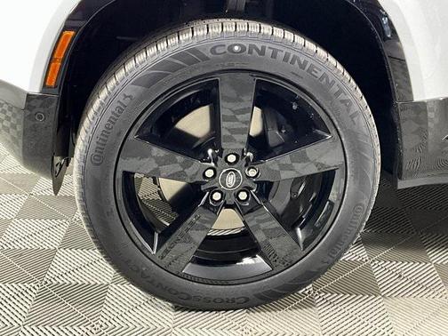 2025 Land Rover Defender 130 P400 X-Dynamic SE