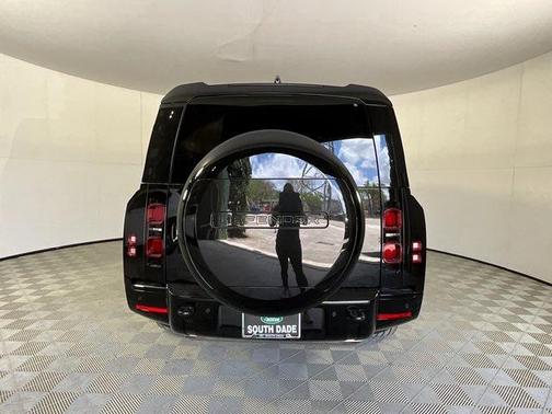 2025 Land Rover Defender 130 P400 X-Dynamic SE
