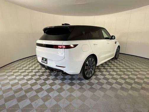 2025 Land Rover Range Rover Sport SE