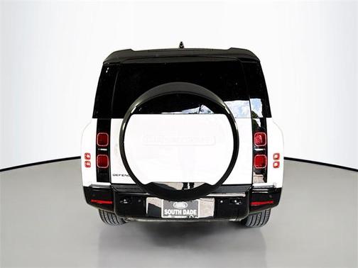 2025 Land Rover Defender 130 P400 X-Dynamic SE
