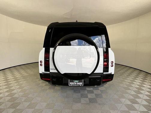 2025 Land Rover Defender 130 P400 X-Dynamic SE