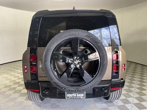 2025 Land Rover Defender 110 P400 X-Dynamic SE