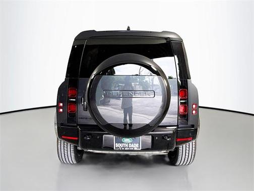 2025 Land Rover Defender 110 P400 X-Dynamic SE