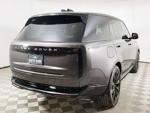 2025 Land Rover Range Rover P550e SE