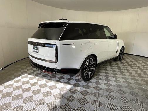 2025 Land Rover Range Rover P550e SE