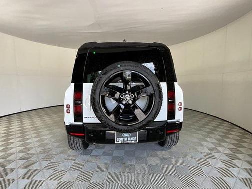 2025 Land Rover Defender 110 P400 X-Dynamic SE
