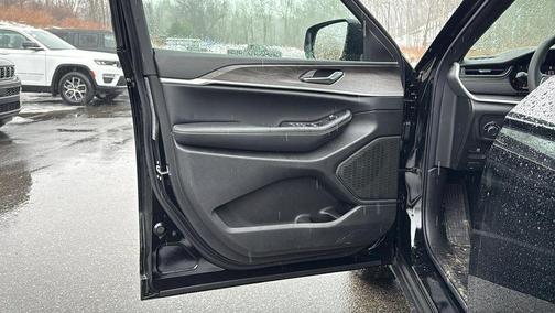 Diamond Black 2026 Jeep Grand Cherokee Laredo