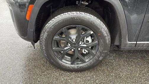 Diamond Black 2026 Jeep Grand Cherokee Laredo