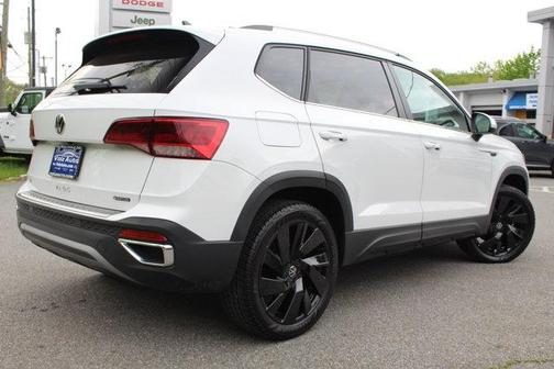 Pure White 2024 Volkswagen Taos 1.5T SE