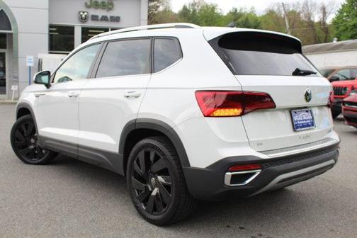 Pure White 2024 Volkswagen Taos 1.5T SE