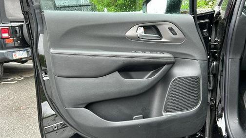 Diamond Black 2027 Chrysler Pacifica SELECT