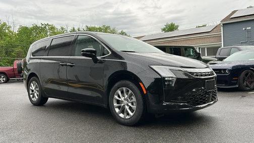 Diamond Black 2027 Chrysler Pacifica SELECT