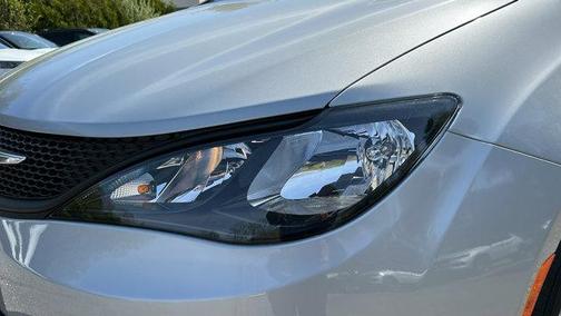 Silver Mist Clearcoat 2026 Chrysler Voyager LX