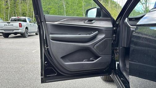 Diamond Black 2026 Jeep Grand Cherokee Laredo