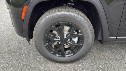 Diamond Black 2026 Jeep Grand Cherokee Laredo