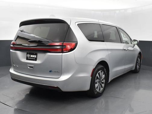 2022 Chrysler Pacifica Hybrid Touring L